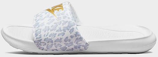 Nike Victori One Slipper met print voor dames White/Wolf Grey/Pure Platinum/Metallic Gold Dames