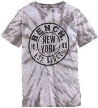 Bench. T shirt In leuke batik look